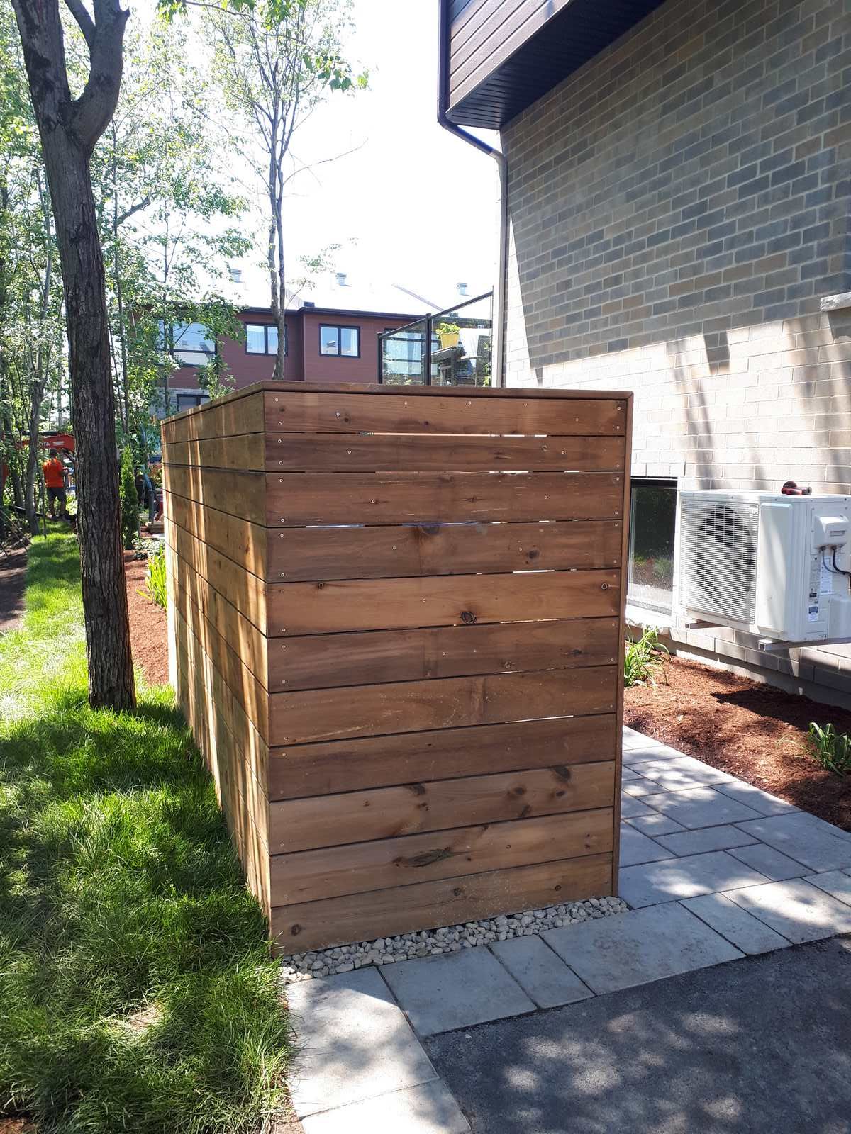 Panneaux de bois pour cacher les bacs de collecte